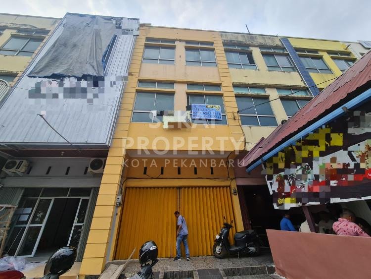 Di jual dan sewakan 1 unit ruko 3 lantai tepi Jalan Arifin Ahmad tengah kota Pekanbaru
