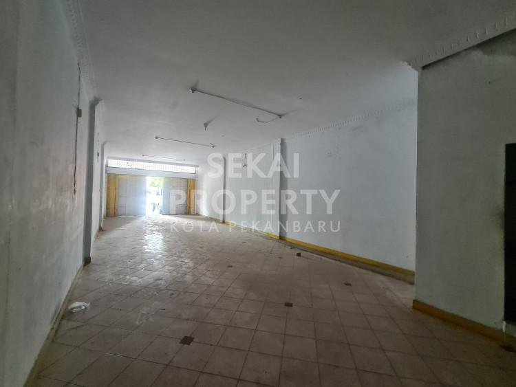 Di sewakan 1 unit ruko 3 lantai lokasi tepi Jalan HR Soebrantas Panam tengah kota Pekanbaru