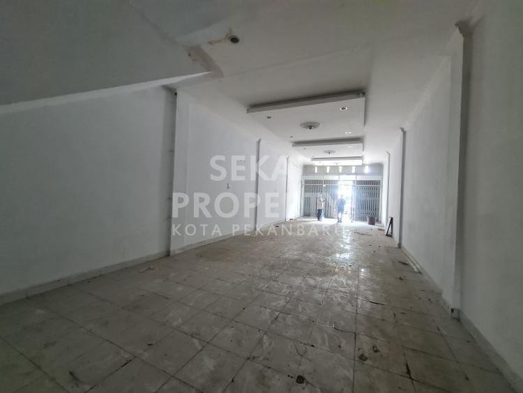 Di jual dan sewakan 1 unit ruko 3 lantai tepi Jalan Arifin Ahmad tengah kota Pekanbaru