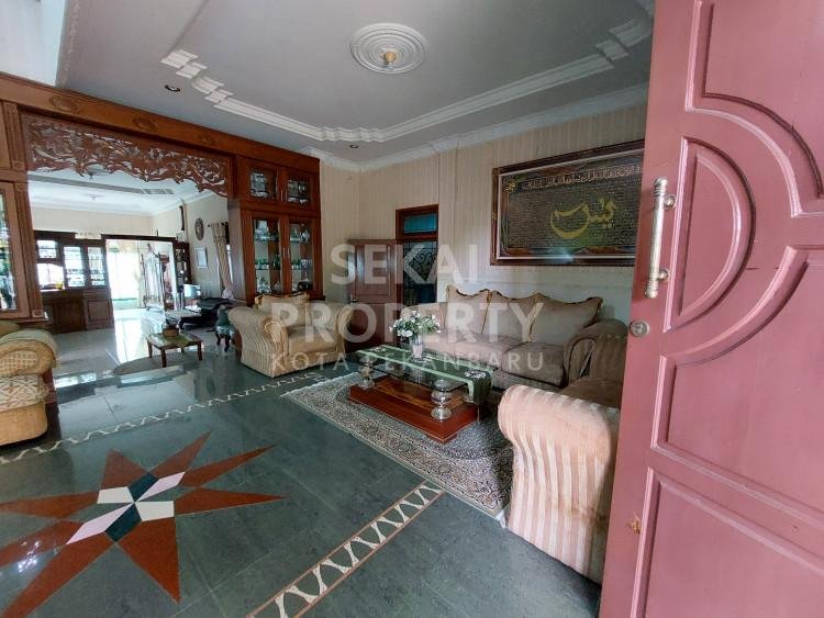 Dijual rumah bulatan mewah 2 lantai siap huni ditengah kota di sudirman