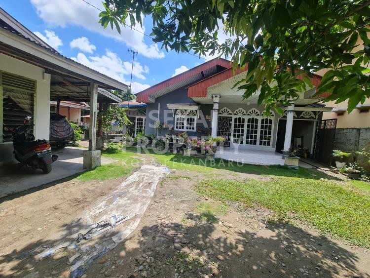 DIJUAL RUMAH BULATAN DAN TANAH TEPI JALAN LOKASI RAJAWALI SAKTI / SM YAMIN TENGAH KOTA PEKANBARU
