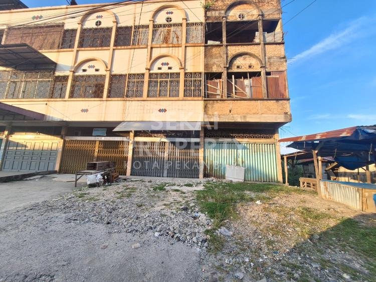 DISEWAKAN RUKO 3 LANTAI KONDISI MENTAH KOSONG LOKASI JL.KULIM-PEKANBARU