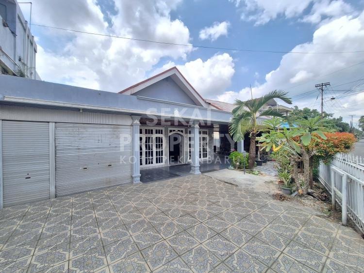 DIJUAL RUMAH BULATAN DENGAN TANAH LUAS LOKASI JL.DAHLIA-PEKANBARU