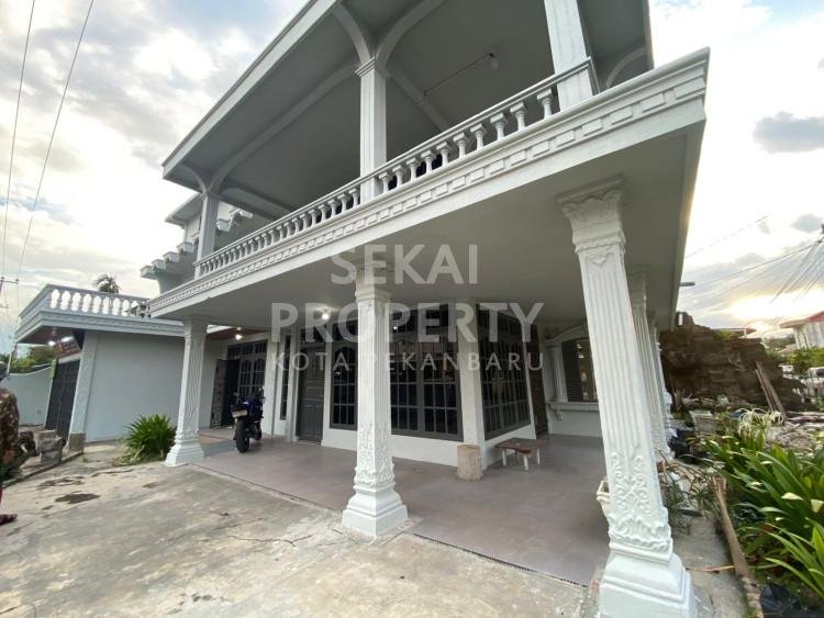 DISEWAKAN RUMAH 3 LT JL .PEMBANGUNAN
