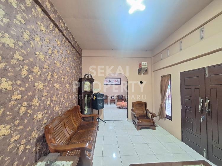 DIJUAL RUMAH BULATAN 2 LANTAI TERAWAT LOKASI DEKAT JALAN PEMUDA-PEKANBARU