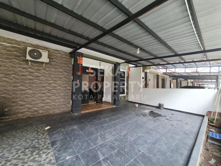 Di sewakan 1 unit rumah cluster full furnish siap huni lokasi Jalan Soekarno Hatta dekat ke Sekolah Darma Loka tengah kota Pekanbaru