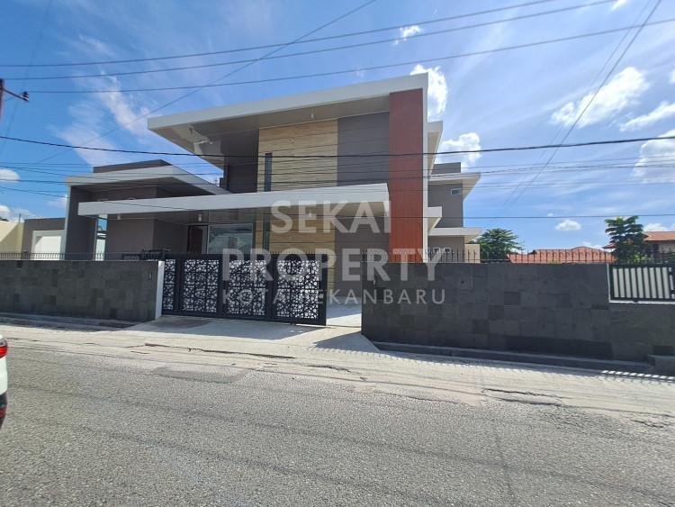 DIJUAL RUMAH BULATAN MEWAH LOKASI DEKAT SUDIRMAN-PEKANBARU