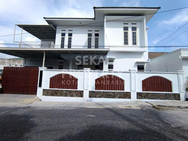DI JUAL RUMAH MEWAH 2 LANTAI  T JL LOBAK