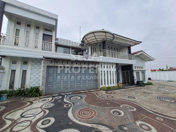 DIJUAL RUMAH BULATAN MEWAH FURNISH 2 LT LOKASI DI JL.BUDI UTOMO-PEKANBARU
