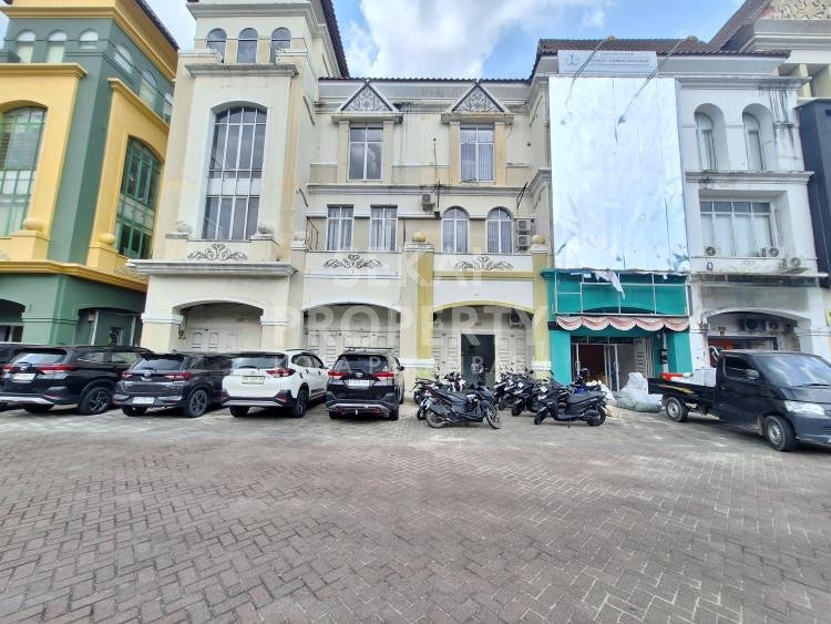 DISEWAKAN RUKO 3 LANTAI SIAP PAKAI LOKASI KOMPLEK PERKANTORAN LOKASI SUDIRMAN-PEKANBARU