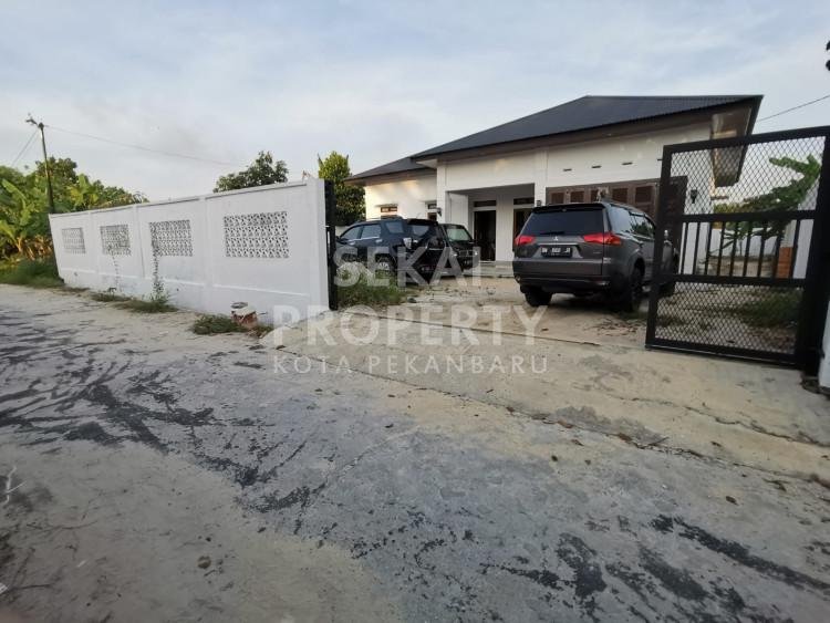 DIJUAL RUMAH BULATAN DENGAN TANAH YANG SANGAT LUAS LOKASI DEKAT KAMPUS UNRI JL. SELINDIT / PANAM - PEKANBARU