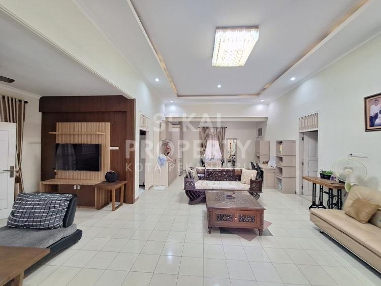 DIJUAL RUMAH BULATAN LUAS DAN NYAMAN TERAWAT FULL FURNISH LOKASI JL.KELAPA SAWIT / HARAPAN RAYA-PEKANBARU