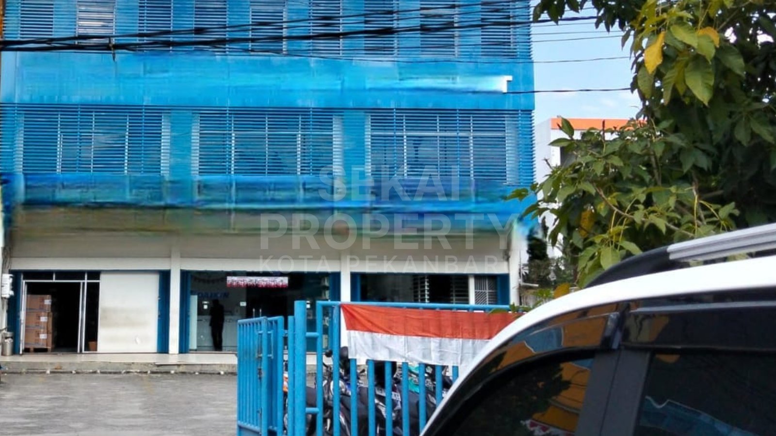 Dijual Ruko Gandeng 3 Unit + Tanah Luas Di Jl. Soekarno Hatta