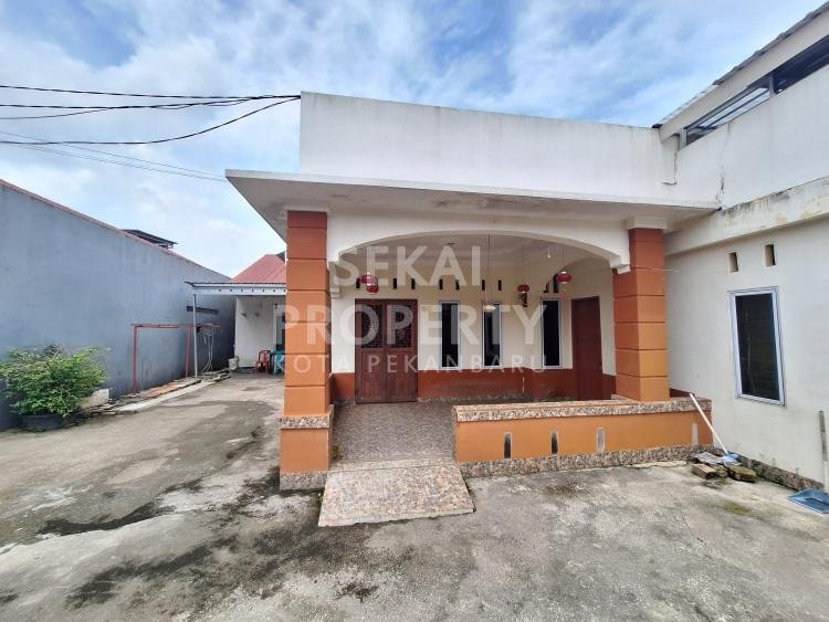 DIJUAL RUMAH DALAM KOMPLEK DENGAN TANAH LUAS LOKASI RIAU UJUNG-PEKANBARU