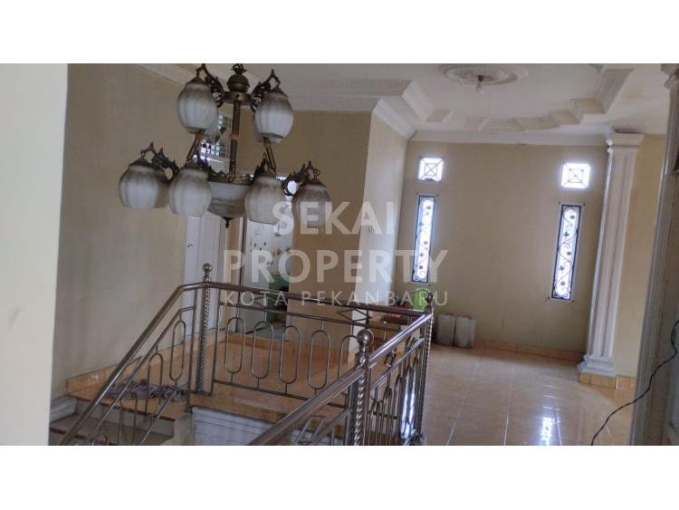 DIJUAL RUMAH CANTIK 2LT SIAP HUNI JL PAUS