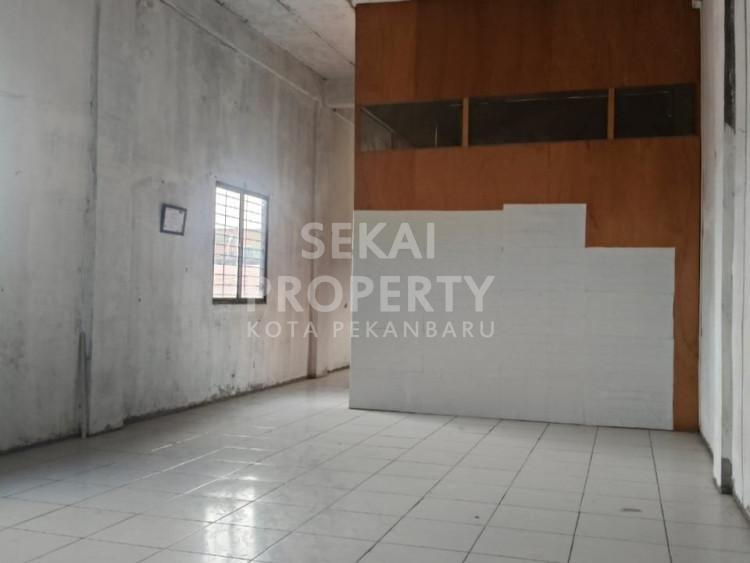 Di sewakan 1 unit ruko 2 lantai lokasi tepi Jalan Garuda Sakti Km 1,5 tengah kota Pekanbaru