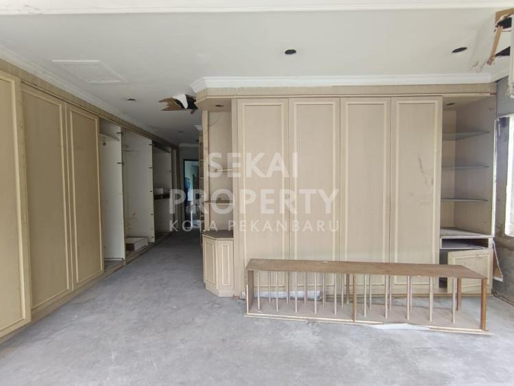 Disewa Ruko 3 Lantai di Jl. Jenderal Sudirman
