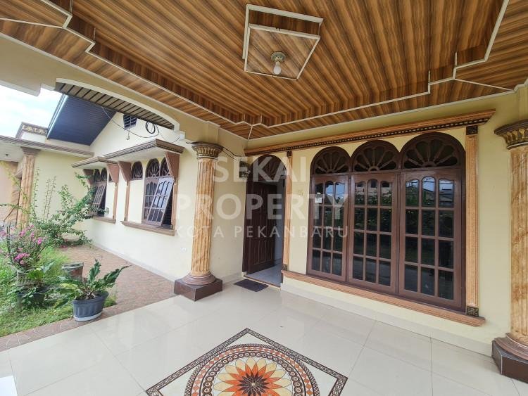 Dijual rumah bulatan tepi jalan lokasi Jalan Fajar Sigunggung tengah kota Pekanbaru