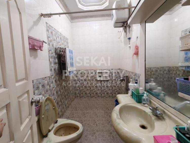 DIJUAL RUKO FULL KERAMIK 3 1/2 LANTAI DI JL RIAU IV - PEKANBARU