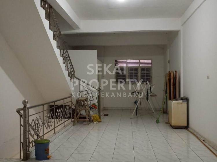 DIJUAL/DISEWA RUKO 3 LANTAI SEMI FURNISHED DALAM KOMPLEK SIAP HUNI LOKASI JL. TUANKU TAMBUSAI - PEKANBARU