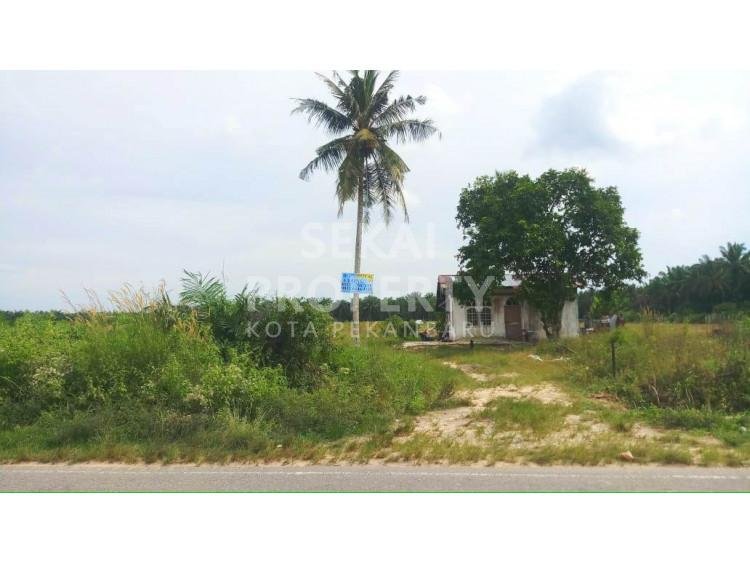 Dijual sebidang tanah di Garuda Sakti Km19
