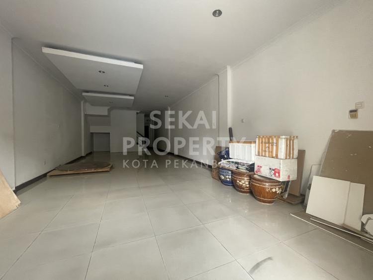 DISEWAKAN RUKO 3 LANTAI LOKASI DI JL. SUDIRMAN - PEKANBARU