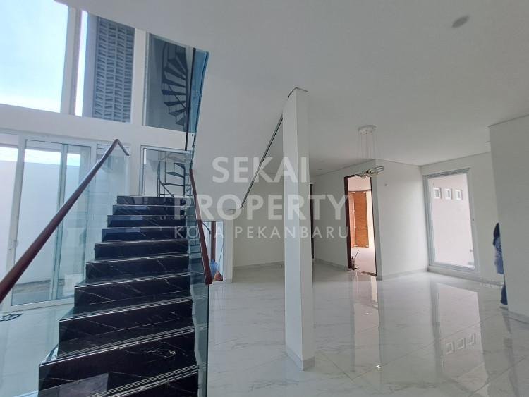 DIJUAL RUMAH BULATAN MEWAH LOKASI DEKAT SUDIRMAN-PEKANBARU