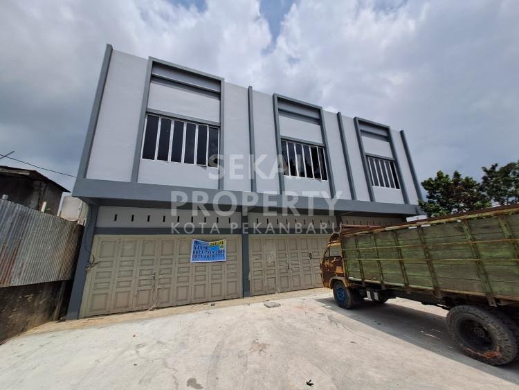 DIJUAL/DISEWAKAN 3 UNIT RUKO GANDENG BARU 2 LANTAI LOKASI LINTAS TIMUR TANGOR-PEKANBARU