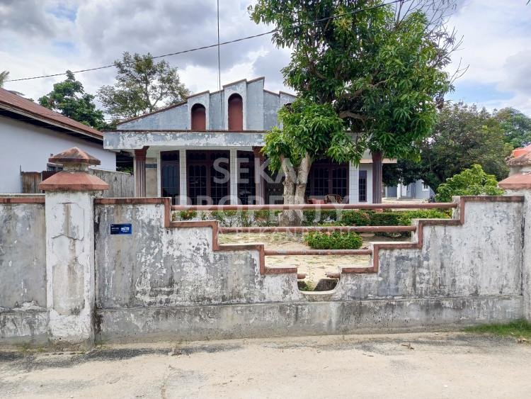 DIJUAL RUMAH BULATAN DENGAN TANAH YANG CUKUP LUAS LOKASI DEKAT JL HANGTUAH - PEKANBARU