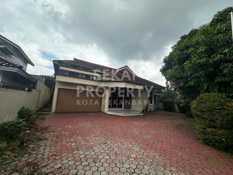 DIJUAL RUMAH BULATAN 2 LANTAI DENGAN TANAH YANG CUKUP LUAS LOKASI DEKAT SUDIRMAN JL. MURNI SARI - PEKANBARU