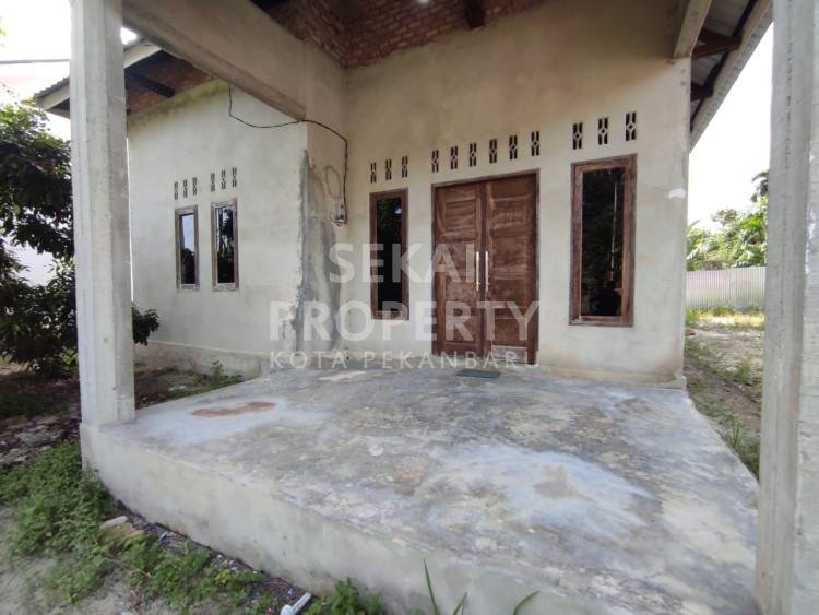 DIJUAL RUMAH DENGAN TANAH YANG LUAS DI JL. SEROJA KULIM-PEKANBARU