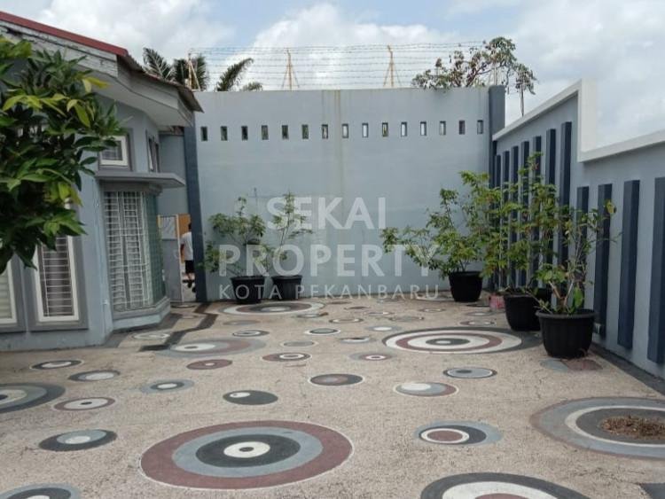 DIJUAL RUMAH BULATAN MEWAH FURNISH 2 LT LOKASI DI JL.BUDI UTOMO-PEKANBARU