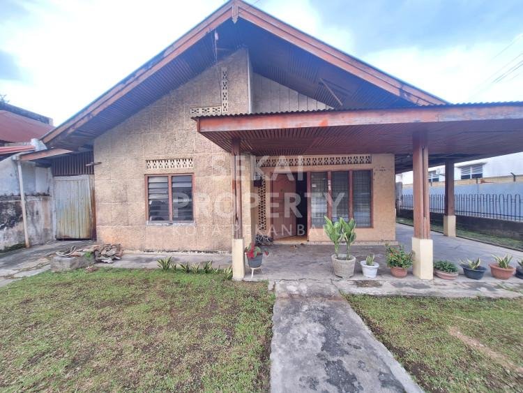 DIJUAL SEBIDANG TANAH BONUS RUMAH LAMA LOKASI DEKAT JALAN RIAU-PEKANBARU