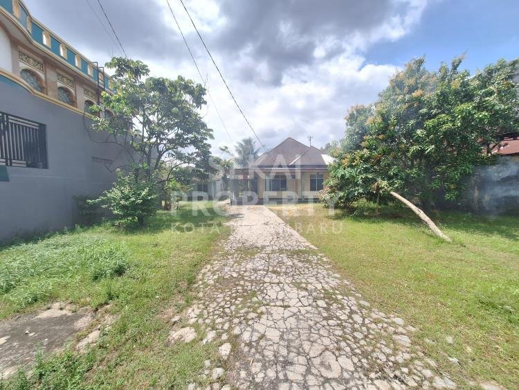 DIJUAL SEBIDANG TANAH LUAS ADA BANGUNAN LAMA LOKASI DEKAT JALAN KULIM - PEKANBARU