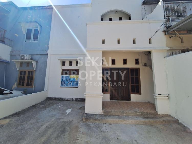 DIJUAL RUMAH 2 LANTAI SIAP HUNI DI KOMPLEK GRAHA HANGTUAH JL.PERKASA-PEKANBARU