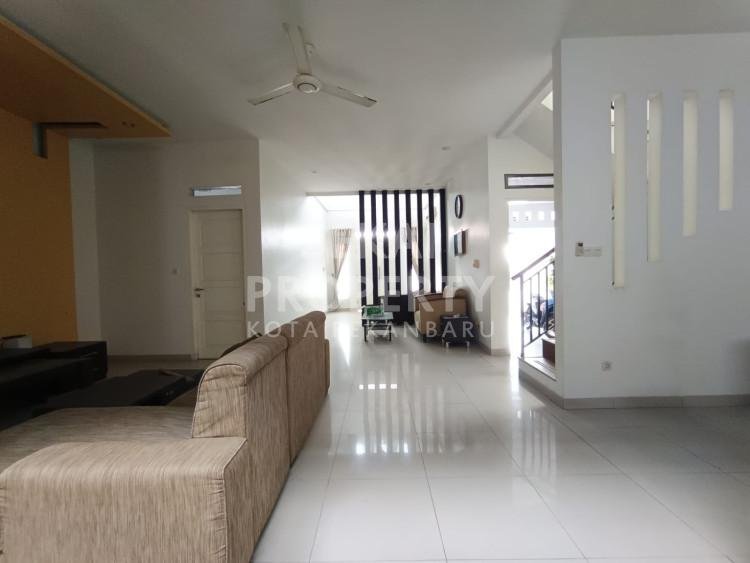DI JUAL RUMAH CLUSTER JL LETJEND S.PARMAN /  GOBAH