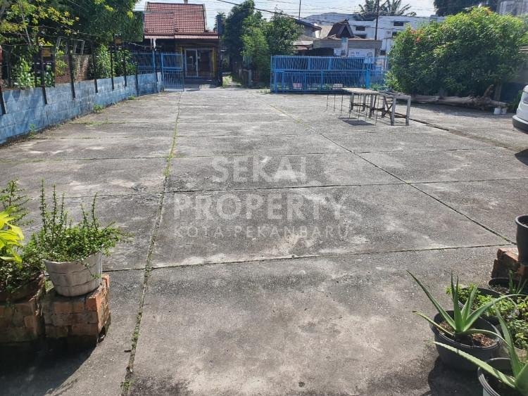 DIJUAL SEBIDANG TANAH BONUS BANGUNAN TEPI JALAN BESAR LOKASI DEKAT JL. CEMPAKA - PEKANBARU