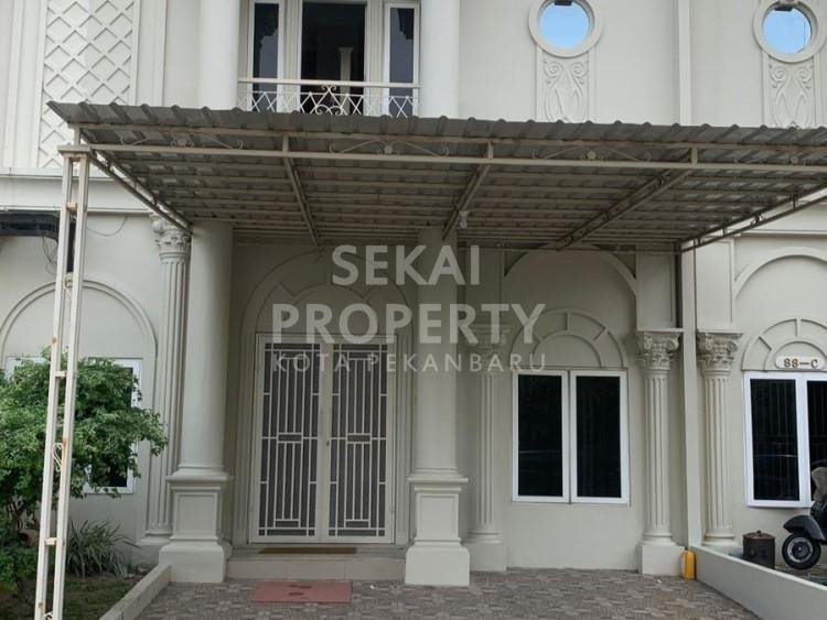 Di jual 1 unit rumah cluster 3 lantai konsep eropa  semi furnish lokasi Sm Amin tengah kota Pekanbaru
