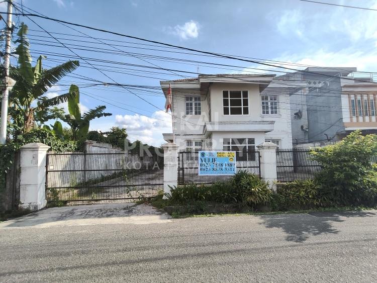 DIJUAL/ DISEWAKAN RUMAH 2 LANTAI DENGAN TANAH LUAS LOKASI JL.ROKAN-PEKANBARU