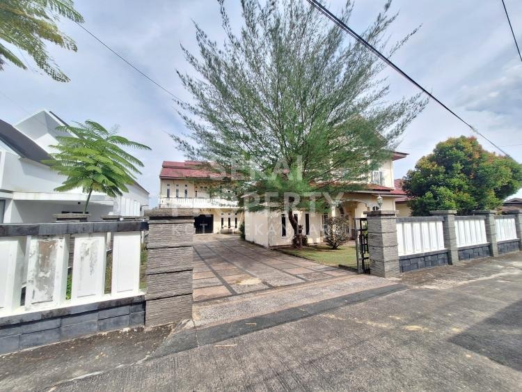 DIJUAL RUMAH BULATAN + RUMAH 2 LANTAI LOKASI DEKAT JL.SATRIA/BAMBU KUNING-PEKANBARU