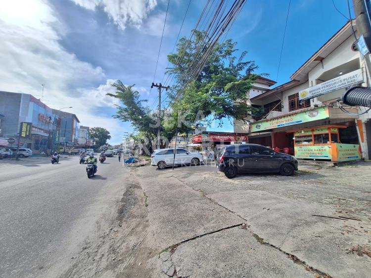 DIJUAL RUKO 2 LT POSISI HOOK LOKASI TEPI JALAN JL.IMAM MUNANDAR / HARAPAN RAYA-PEKANBARU