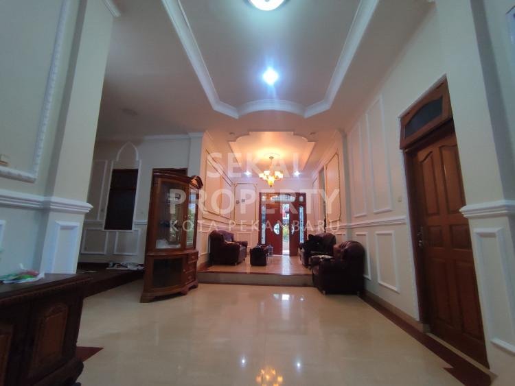 Di Jual rumah mewah 2lt, murah, siap huni dan nego Jl. Pemuda. Pekanbaru.