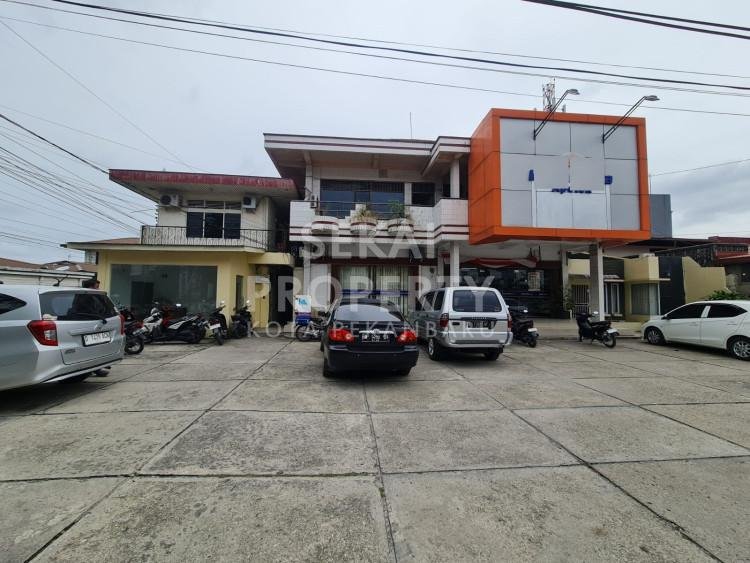 Dijual Gedung dengan parkiran cukup luas lokasi Jl. Melur / Sukajadi- Pekanbaru