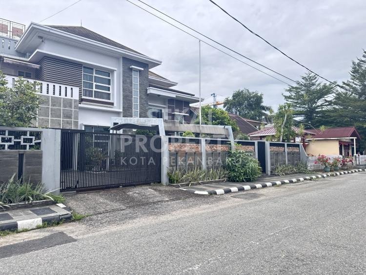 DIJUAL RUMAH MEWAH 3 LT  TENGAH KOTA  JL.PAWON