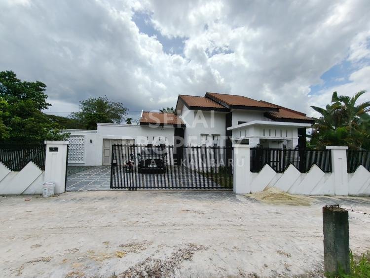 Dijual Rumah Semi Furnished Luas di Pinggir Jl. Teropong Dekat Jl. Soekarno Hatta