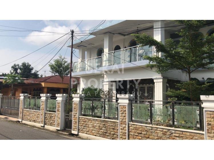 DIJUAL RUMAH MEWAH MODERN KLASIK  2   LT JL .LABAN /SUKA JAYA