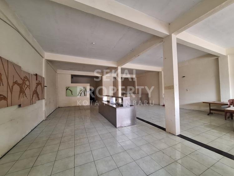 DIJUAL 2 UNIT RUKO GANDENG 3 LANTAI SIAP USAHA DAN SISA TANAH BELAKANG SEKITAR 1400 M2 LOKASI JL.HANGTUAH-PEKANBARU