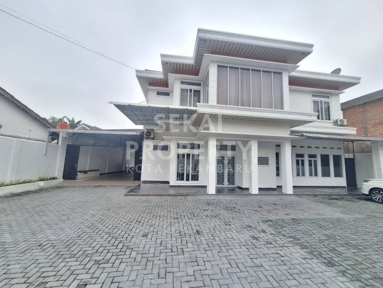 DIJUAL RUMAH BULATAN 2 LANTAI MEWAH DAN BERSIH LOKASI JL.ARIFIN AHMAD-PEKANBARU