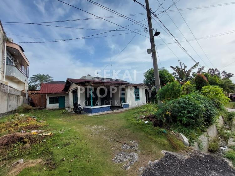 DIJUAL RUMAH DENGAN TANAH YANG CUKUP LUAS DI TENGAH KOTA  LOKASI JL. LOKOMOTIF - PEKANBARU