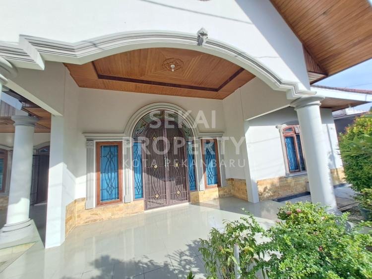DIJUAL/DISEWAKAN RUMAH BULATAN  FULL FURNISH CANTIK LOKASI DEKAT JL.DAHLIA-PEKANBARU